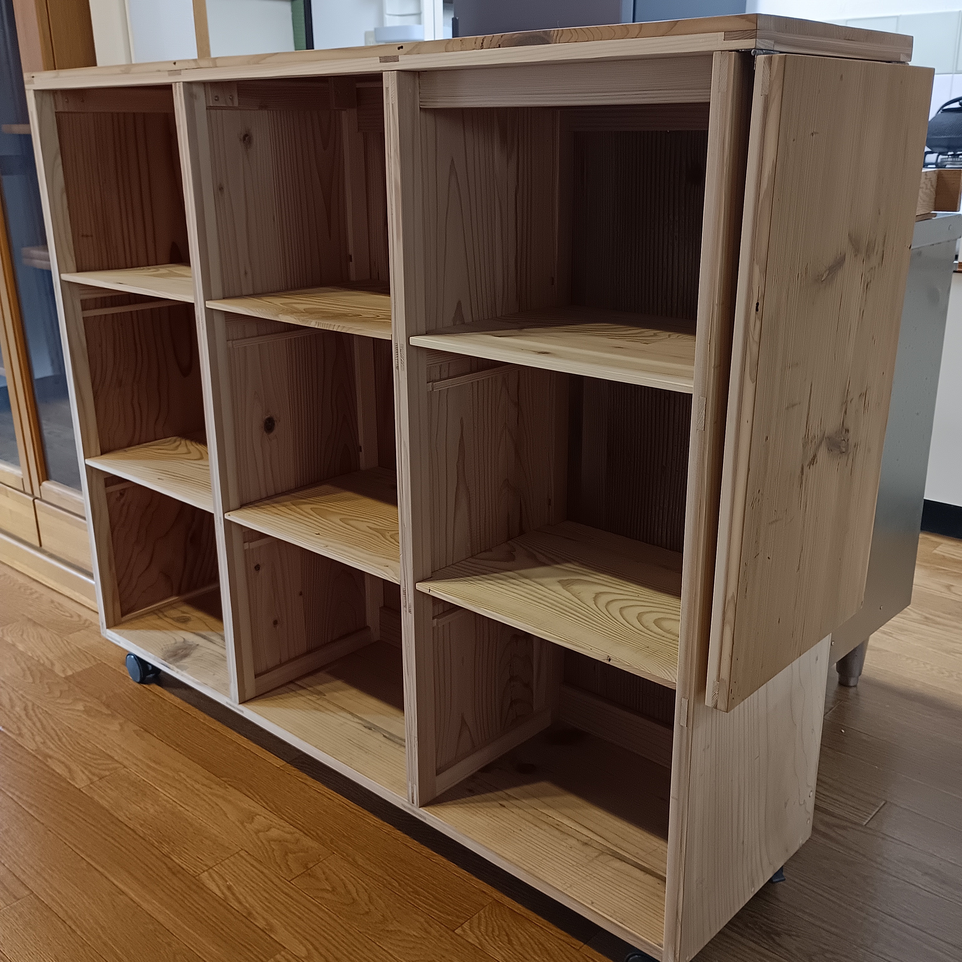 カウンターも古材で!