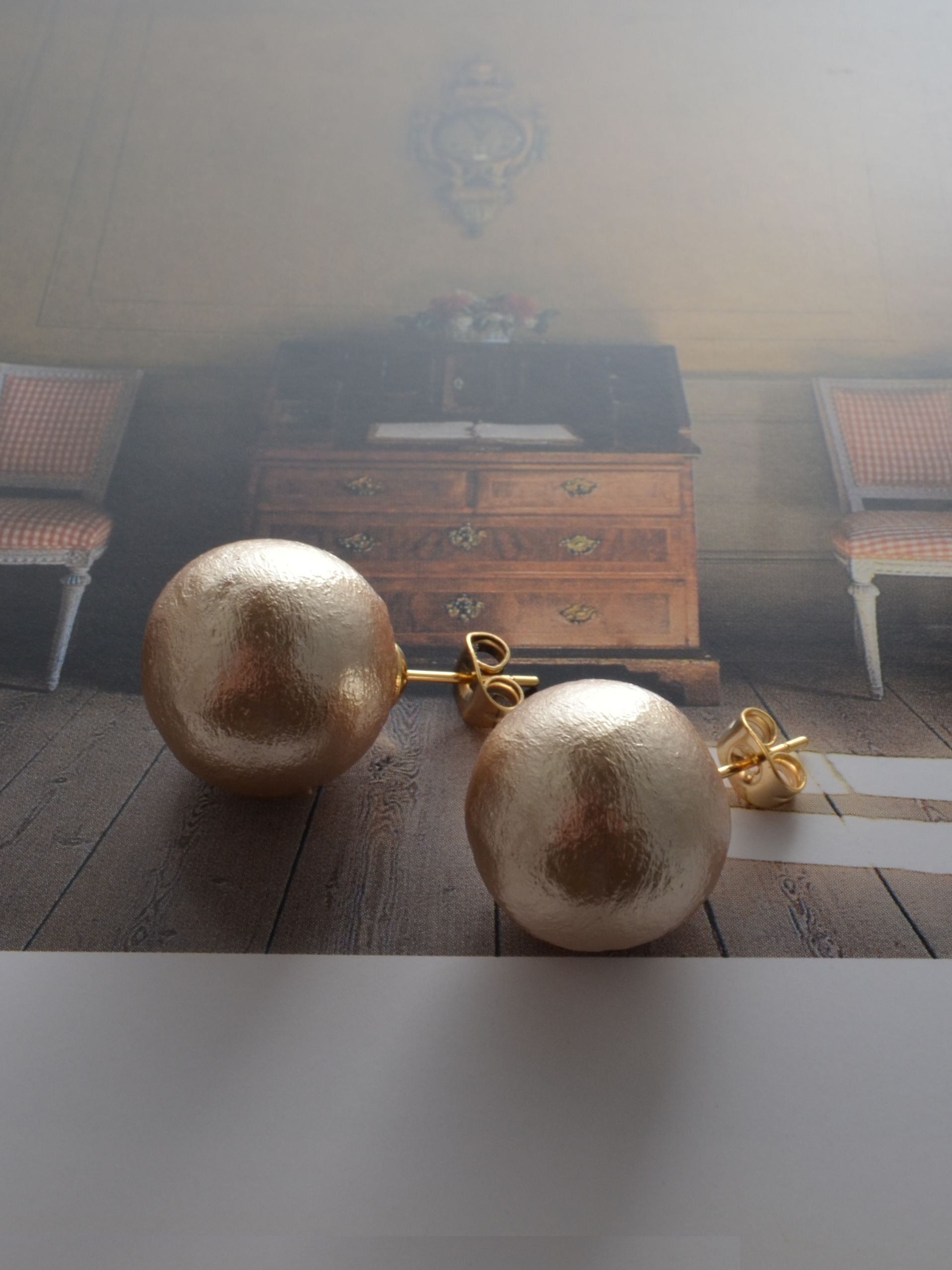 トレンドのブラウン系コーデに取り入れたいベージュのピアス