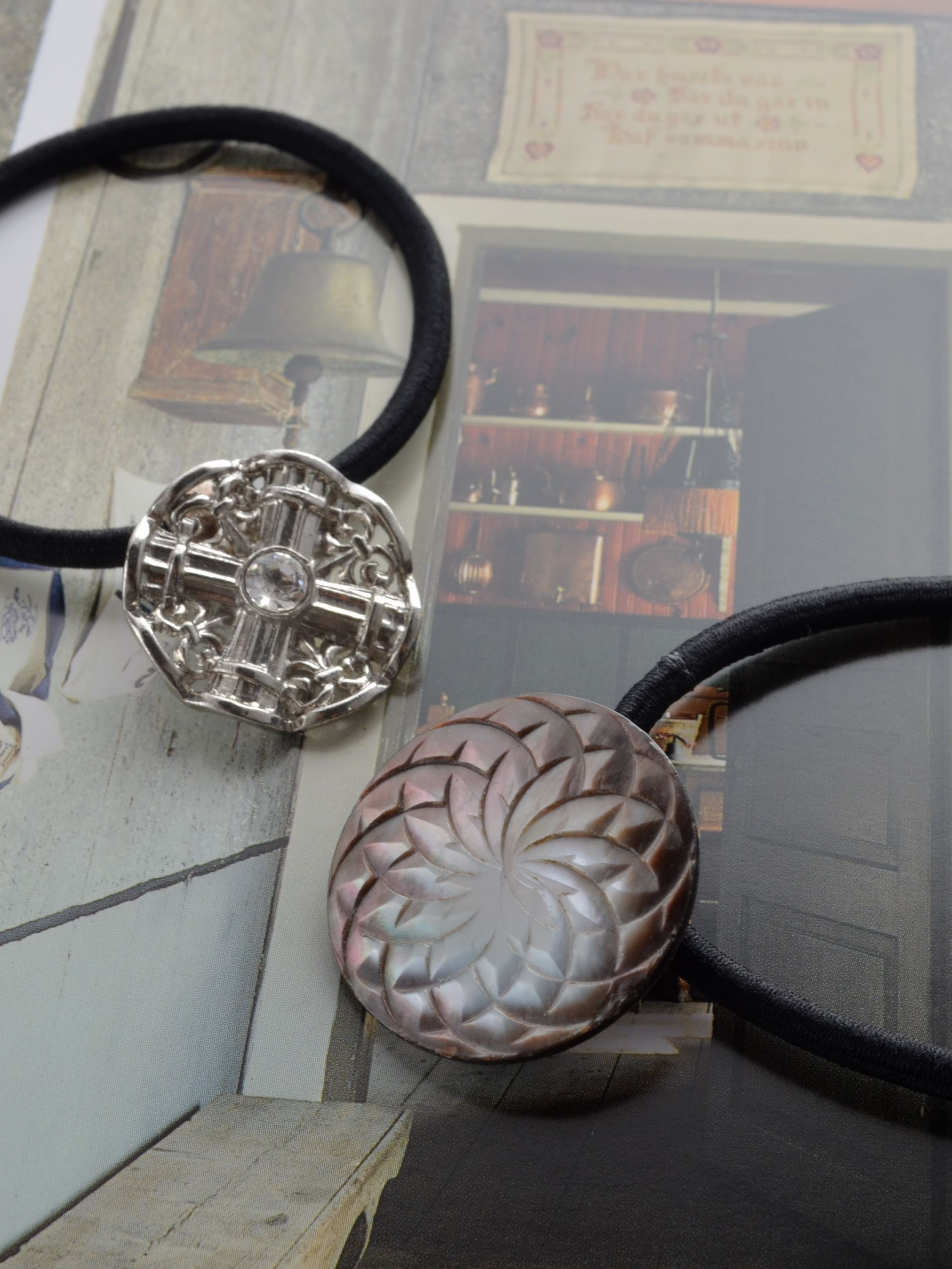 深い海の底で光を放つような