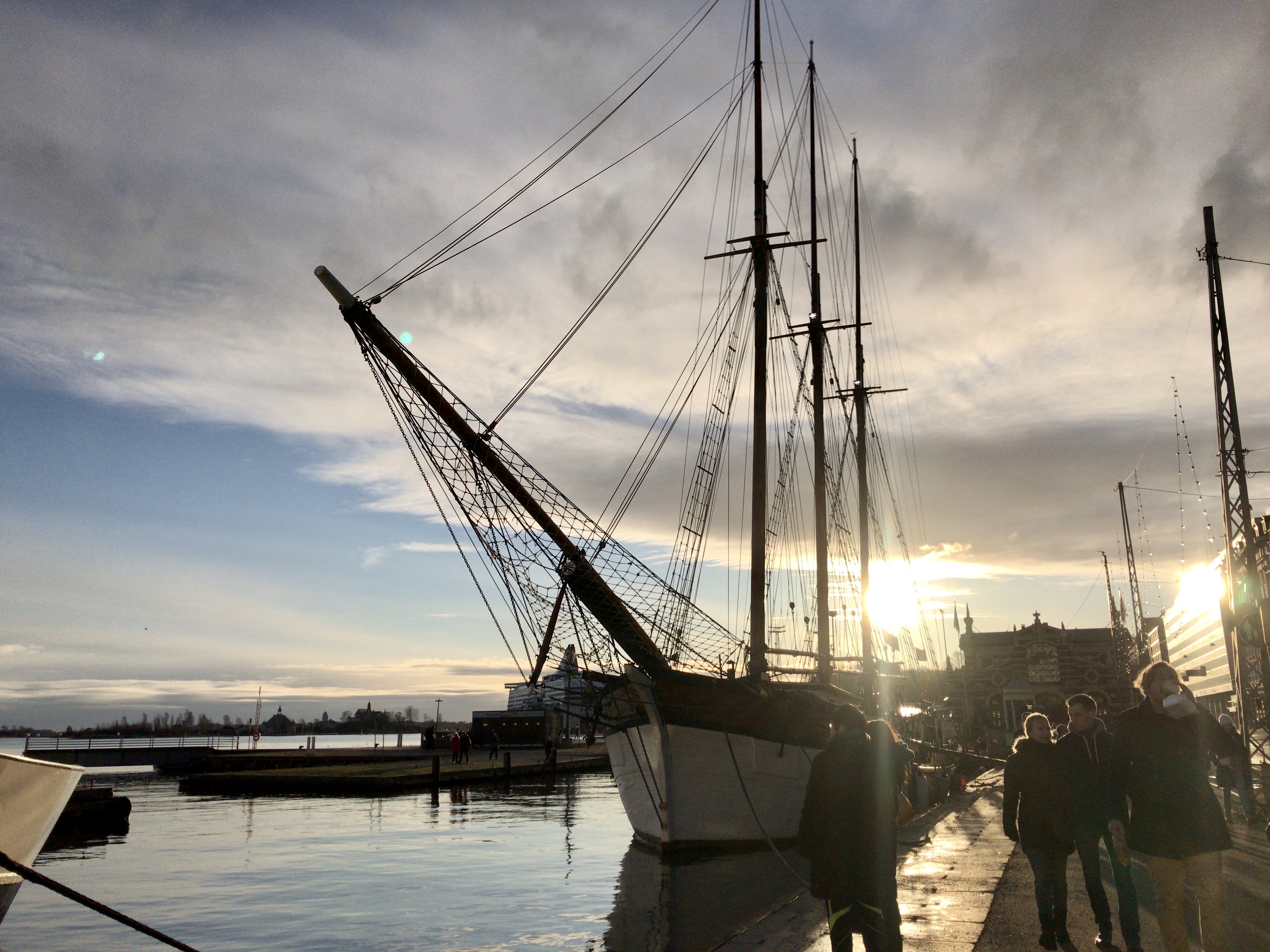 太陽が横に移動する。
