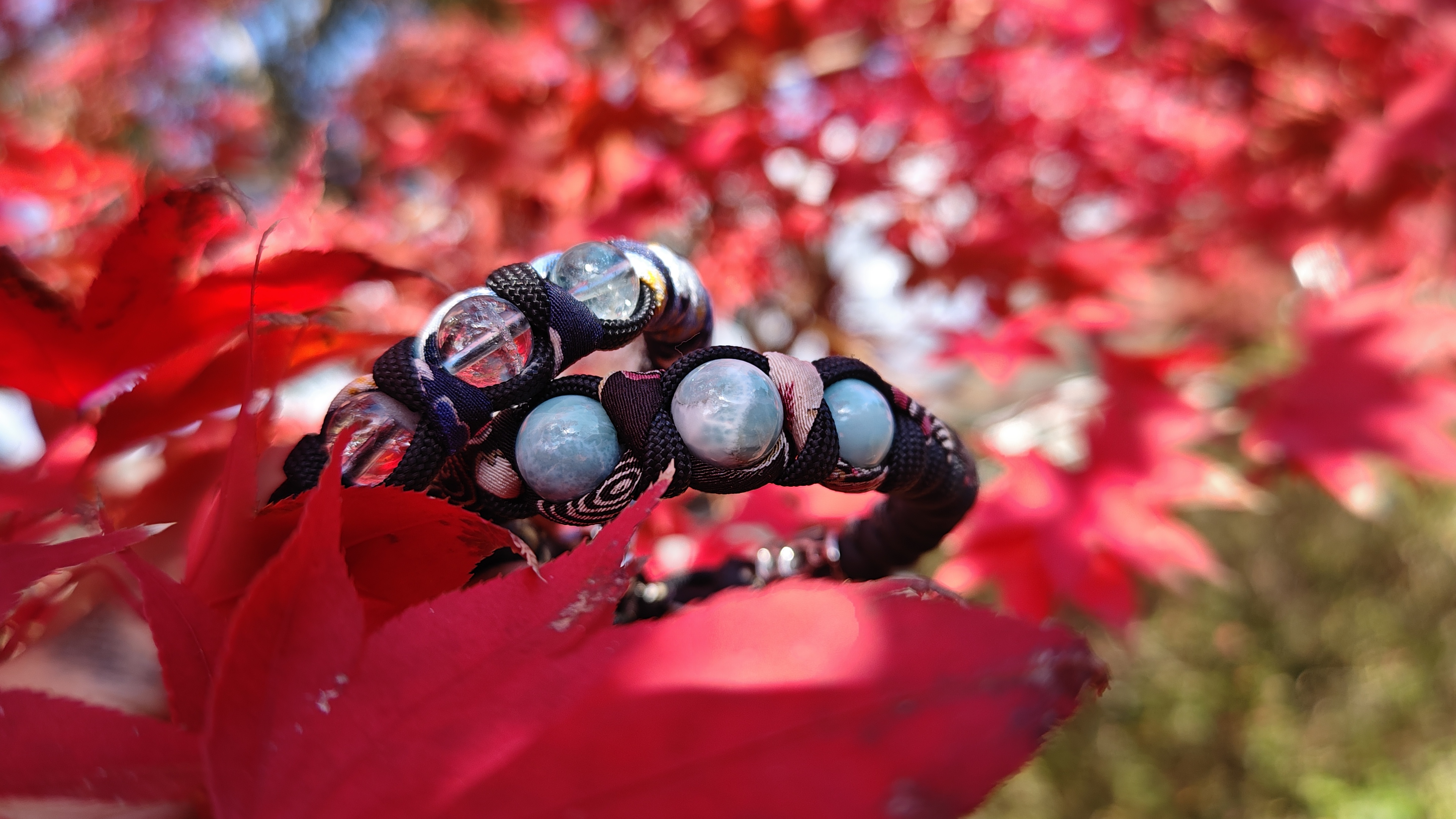 【人生の後半戦】「ただの石」はもう要らない。迷える大人が辿り着く、言葉と物語を編むブレスレット