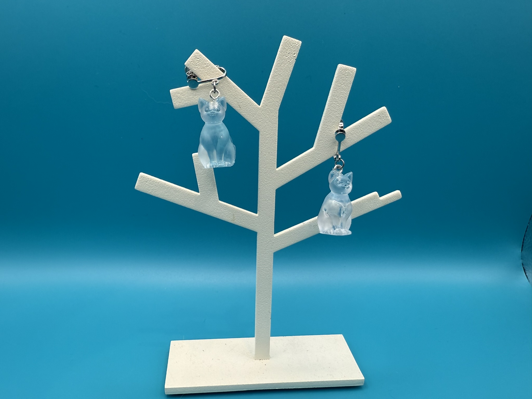 【透明レジン猫】イヤリング｜光に透けるネコの耳飾り｜