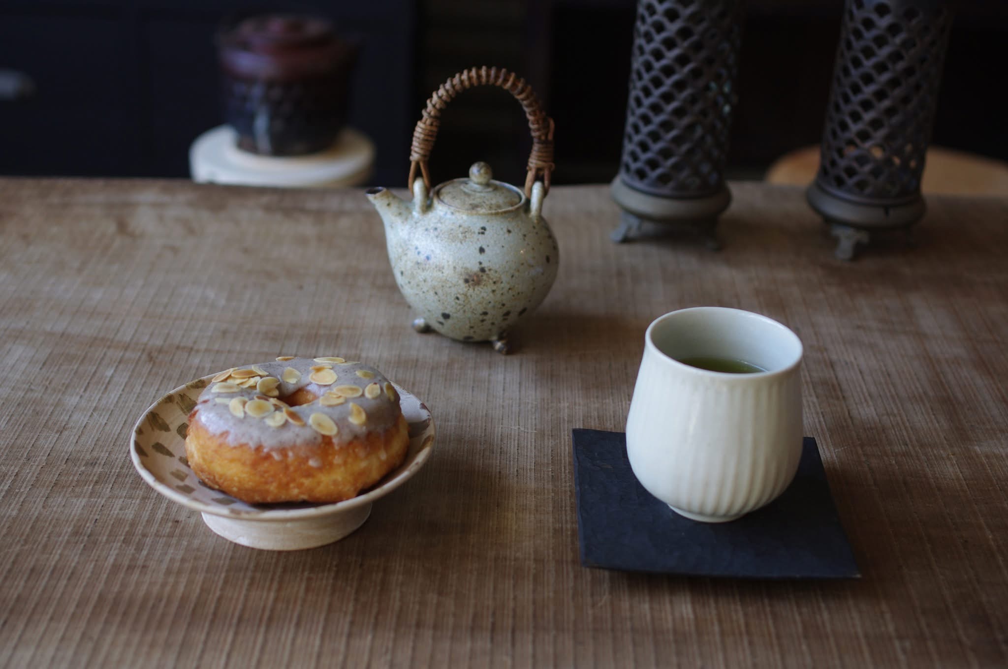 山崎さおりさんの足付き土瓶とドーナツもりさんのドーナツ