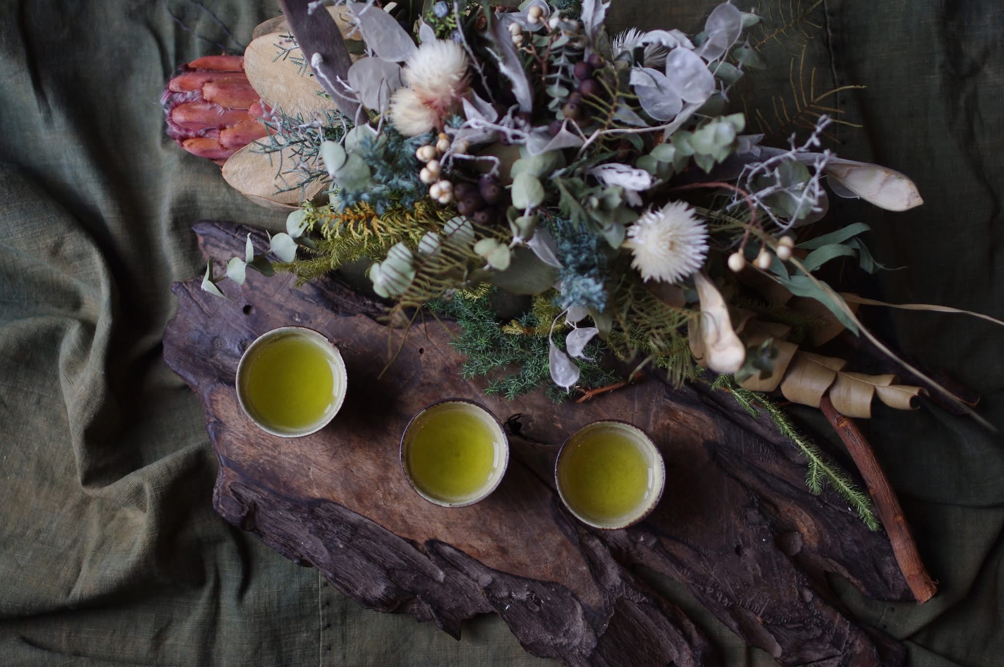 束や　季節のお花