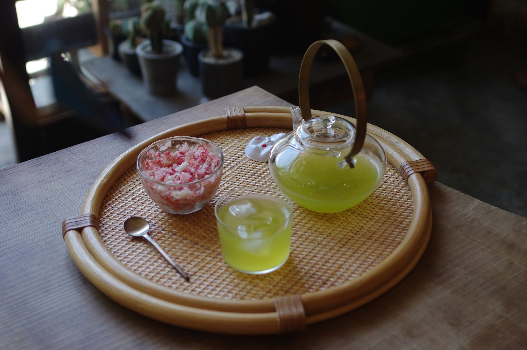 お茶と削りイチゴ