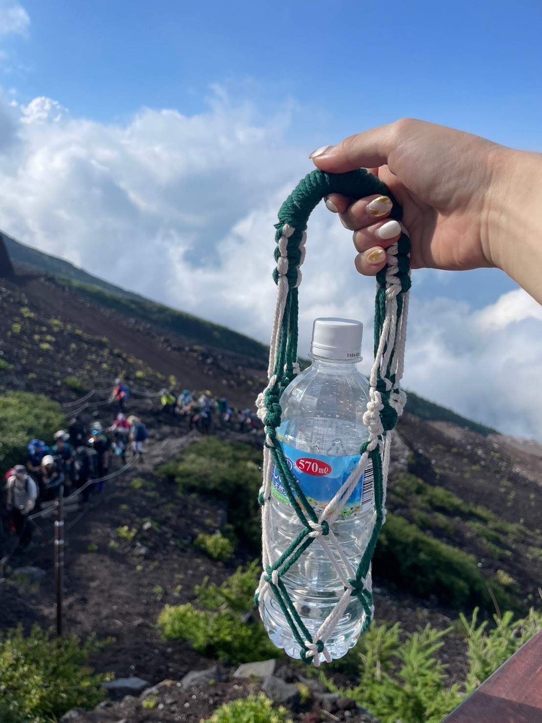 お出かけをもっと軽やかに♪両手を自由にする大人の多機能ドリンクホルダー🌈