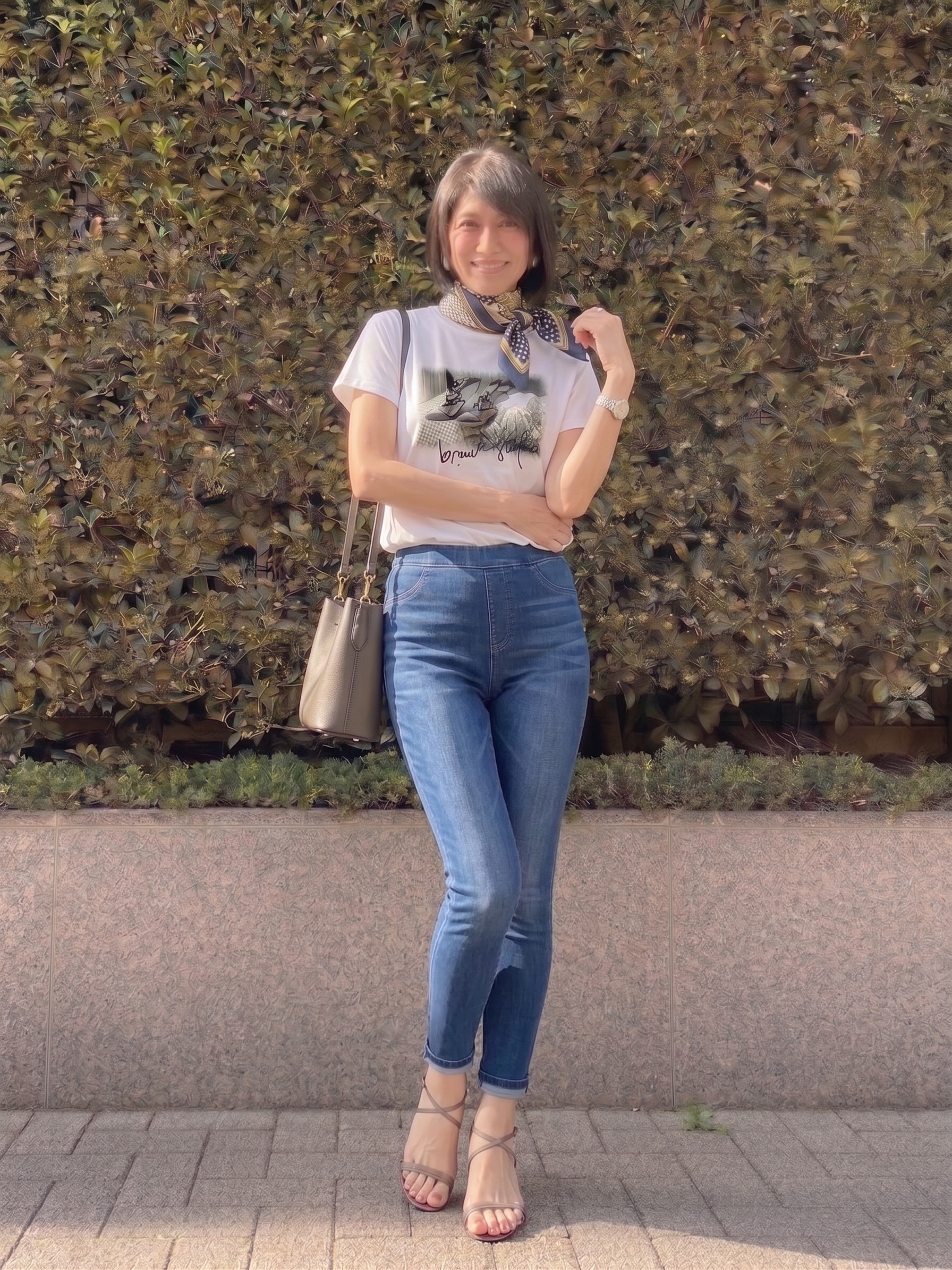 もう部屋着とは言わせない！40代・50代の「垢抜けTシャツ着こなし術」＆首元カバーテク