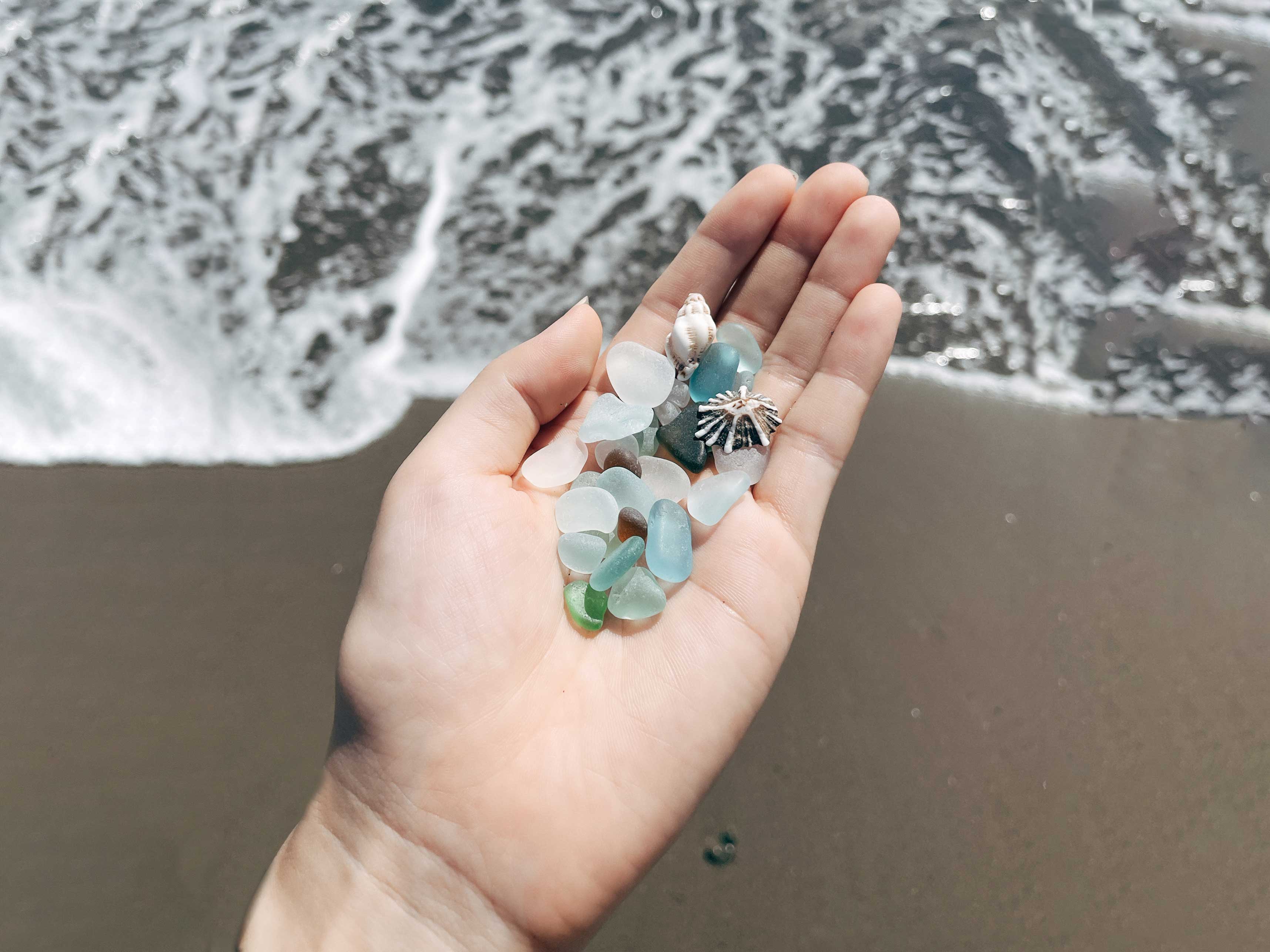 ビーチコーミングとは？　𓇼由来や意味、拾う人々のことをなんと呼ぶ？　どんなものが拾えるのか𓇼