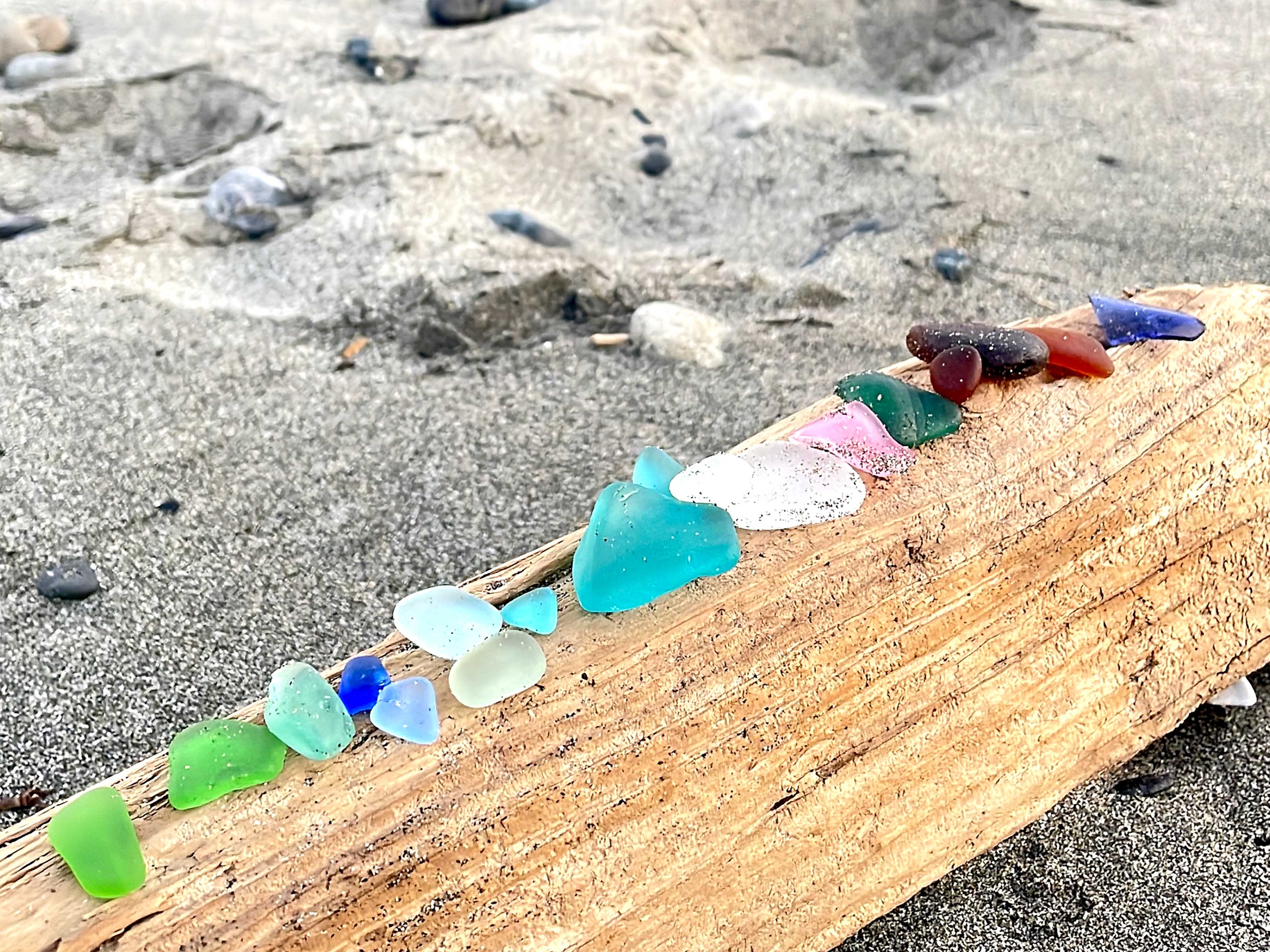 シーグラスとは？別名・特徴・何故生まれるのか、、、海の宝石シーグラスについて深掘りしていきます✨