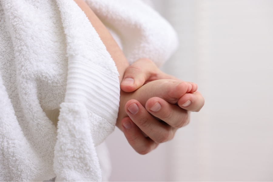 赤ちゃん用バスタオルは何枚必要？沐浴・洗濯頻度別の準備枚数を解説