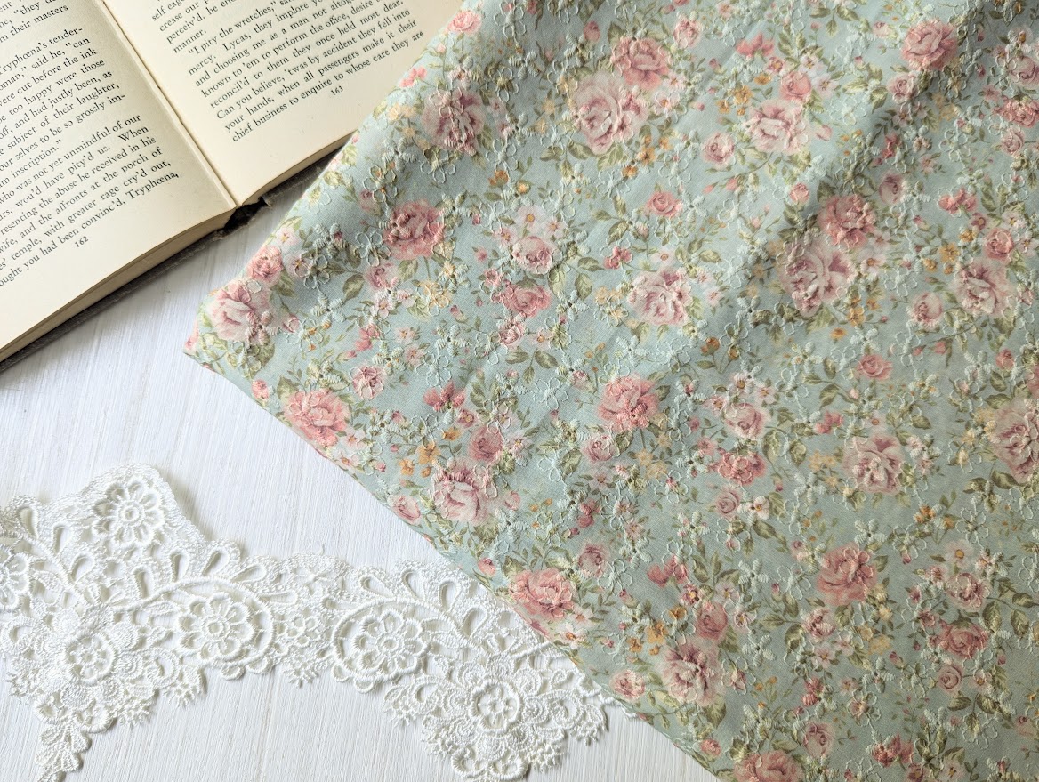 上品かわいい花柄刺繍生地｜ミントカラー×ローズ柄でナチュラルワンピースに◎