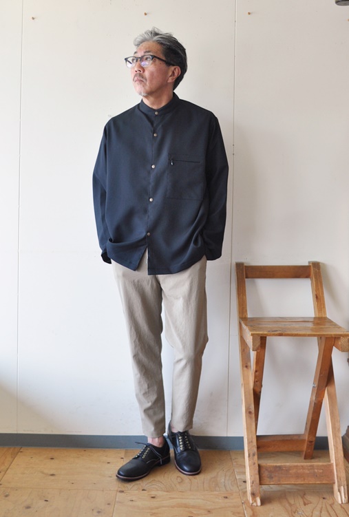 ７月２９日　今日のコーディネート　ブラックのスタンドカラージャケットに ベージュのパンツ