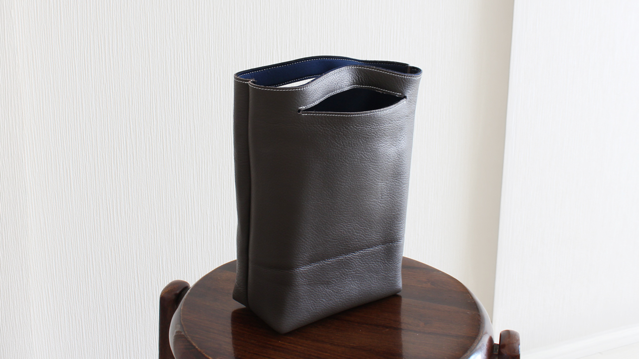 小さく簡素なトートバッグ