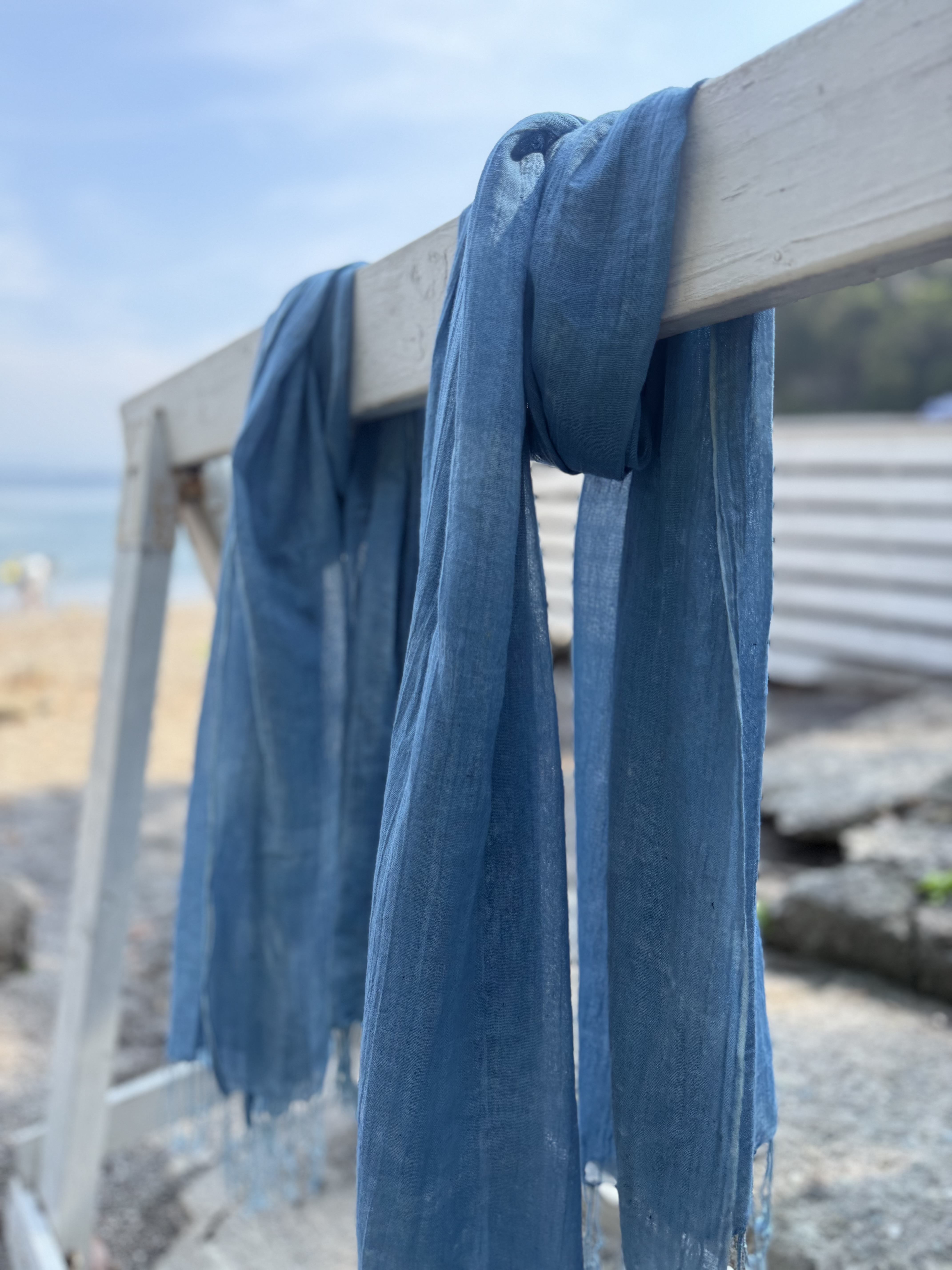 三浦の風と海をまとって――De Umi × 安為野の藍染ストール