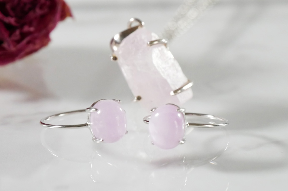 優しいラベンダートーンに癒される~!9月の誕生石「クンツァイト」を期間限定価格でどうぞ~♪