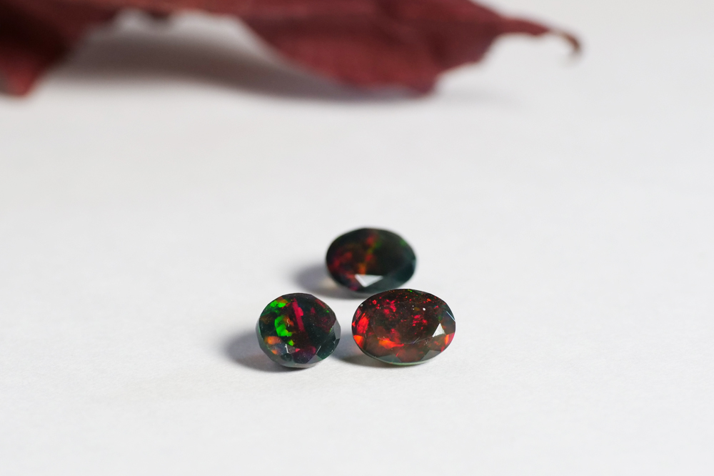 漆黒の闇に浮かび上がる虹色のオーロラ!10月の誕生石「ブラックオパール」は、極上ダークファンタジー!