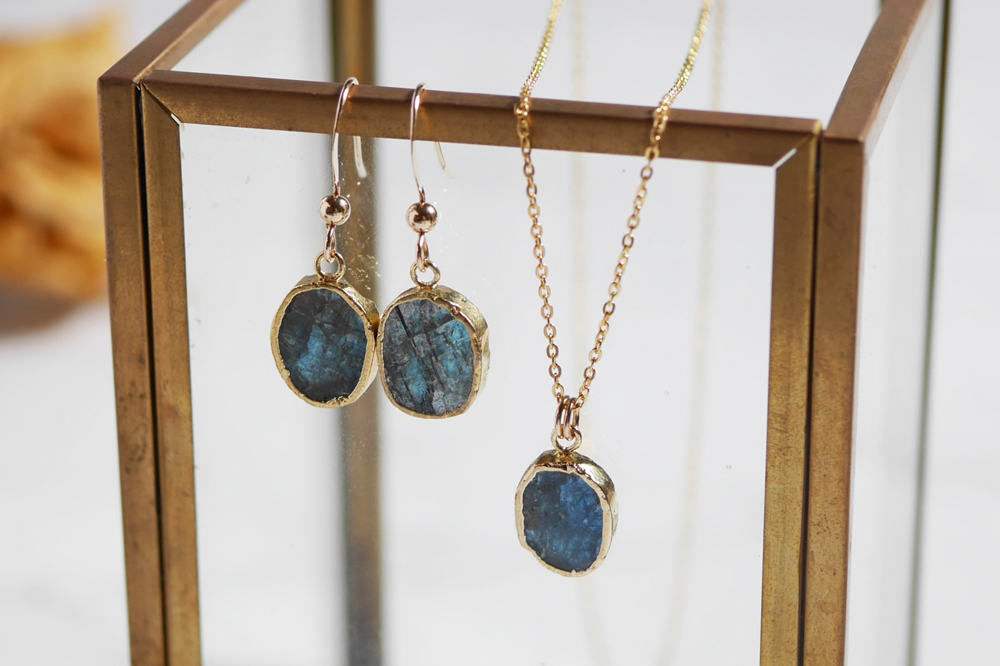 「芸術の秋」だから!インスピレーションアップの天然石「カイヤナイト」をファッションに取り入れて!