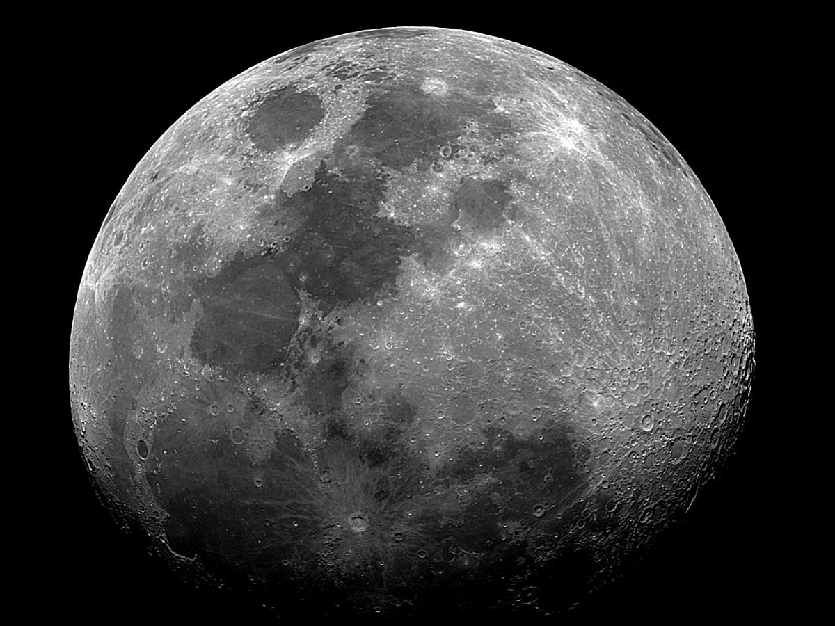 2025年4月9日の月（月齢10.7）