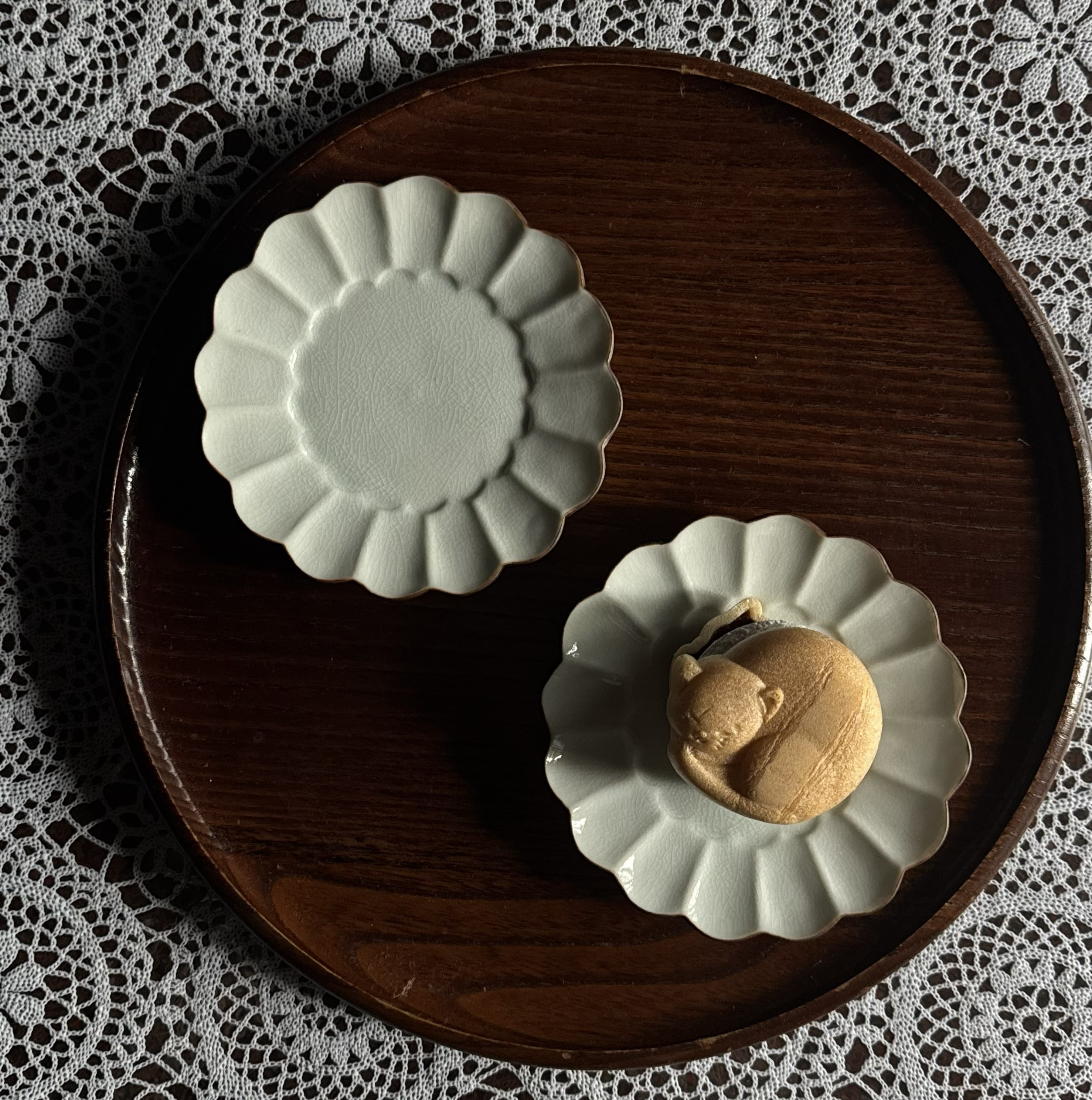 【コラム】 2月の「器とおやつ」 竹内菓子舗・猫もなか × 白九谷