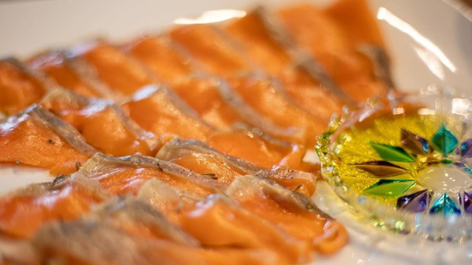 漁師仕込み　琵琶湖固有種　天然琵琶鱒の自家製スモークの販売を開始しました！！