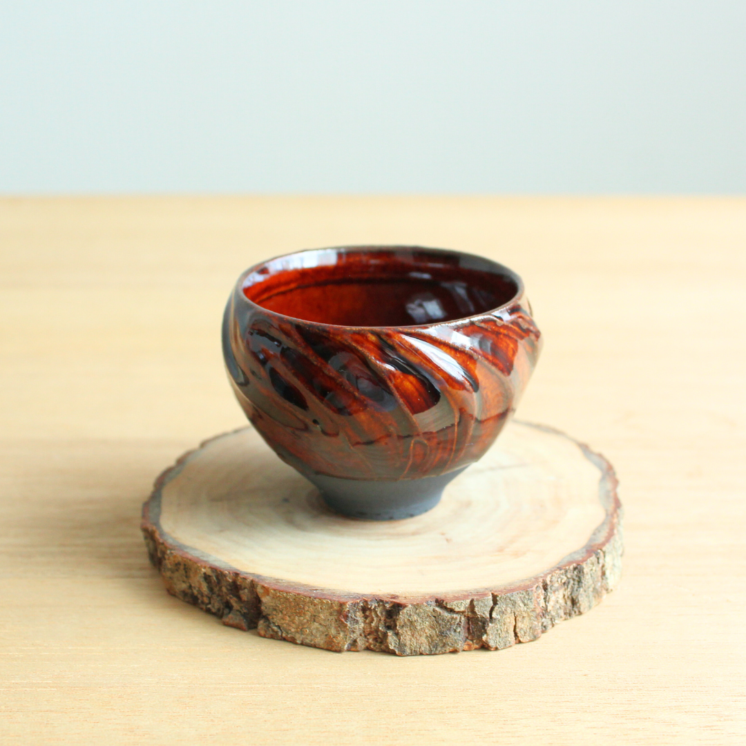 丸いお猪口で飲むお酒