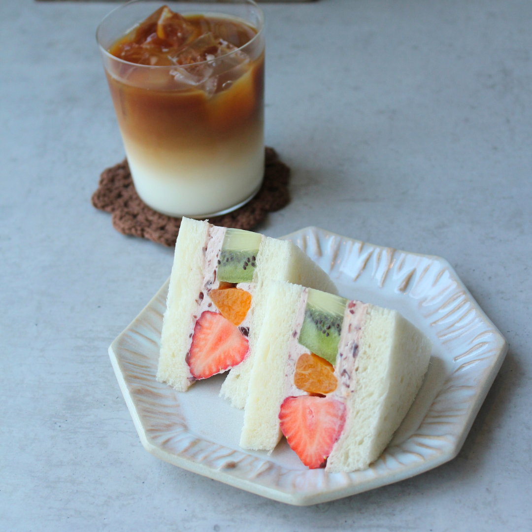フルーツサンドとアイスカフェオレ