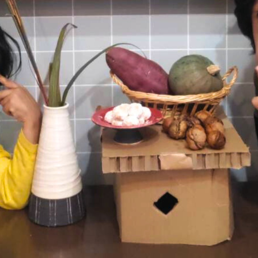 長男作の段ボール三方と、次男のクルミ