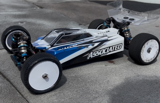 春の大セール中　RC10B74.2 CE Team Kit(人工芝＆カーペット路面向）