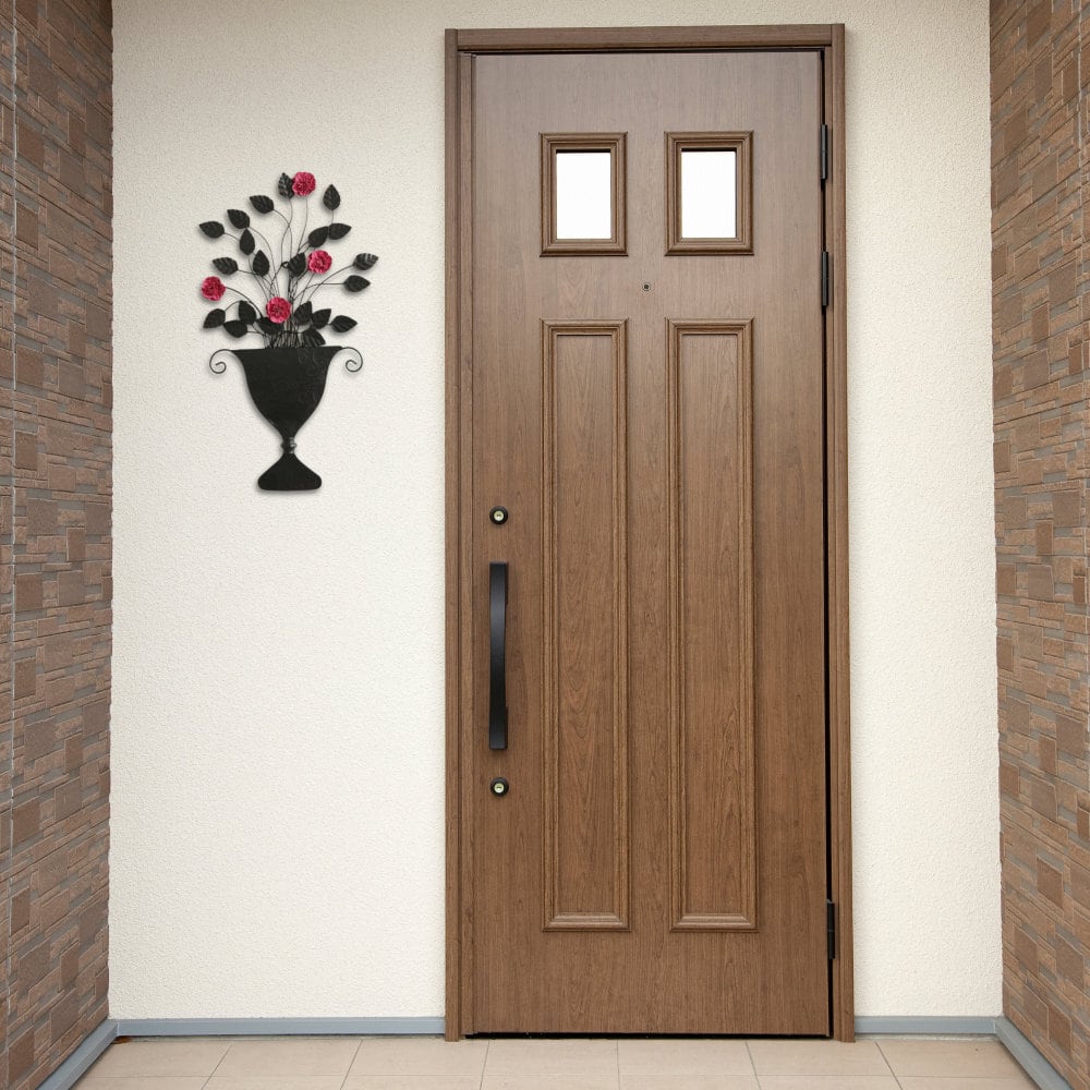 玄関が落ち着かない理由は「目線の先」が空だから｜壁飾りで整える一番簡単な方法