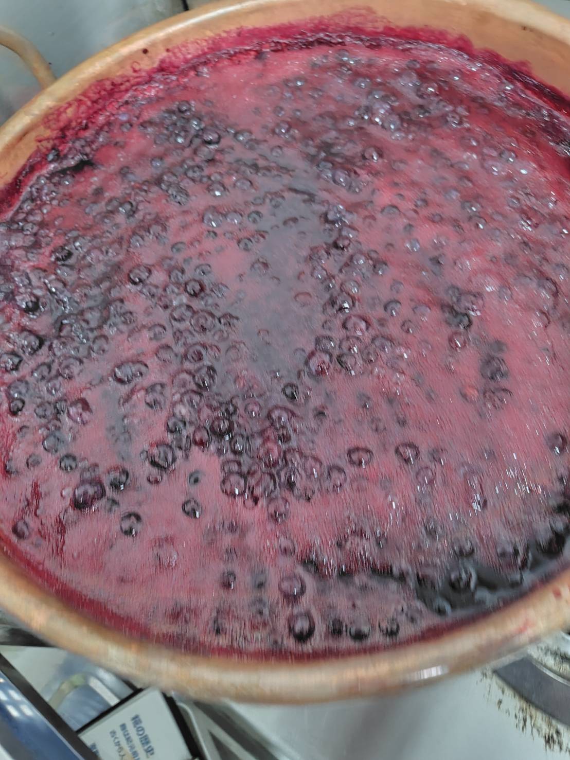 【甘酒の充填作業、心地よい音とともに】