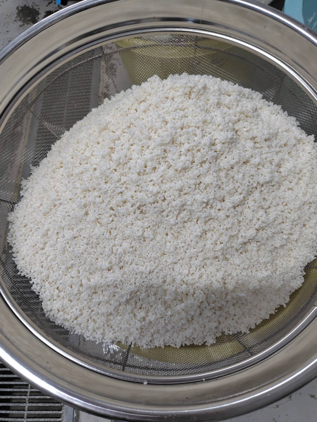 米糀の蒸かし作業から始まる、やさしい朝