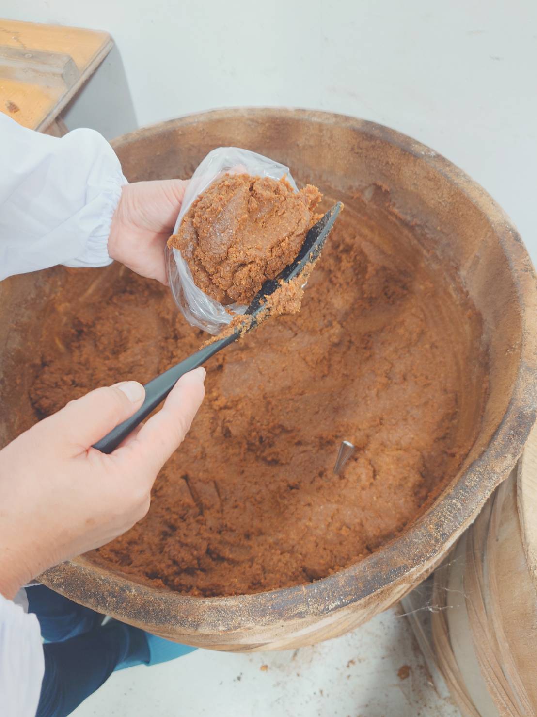 みそを詰め作業