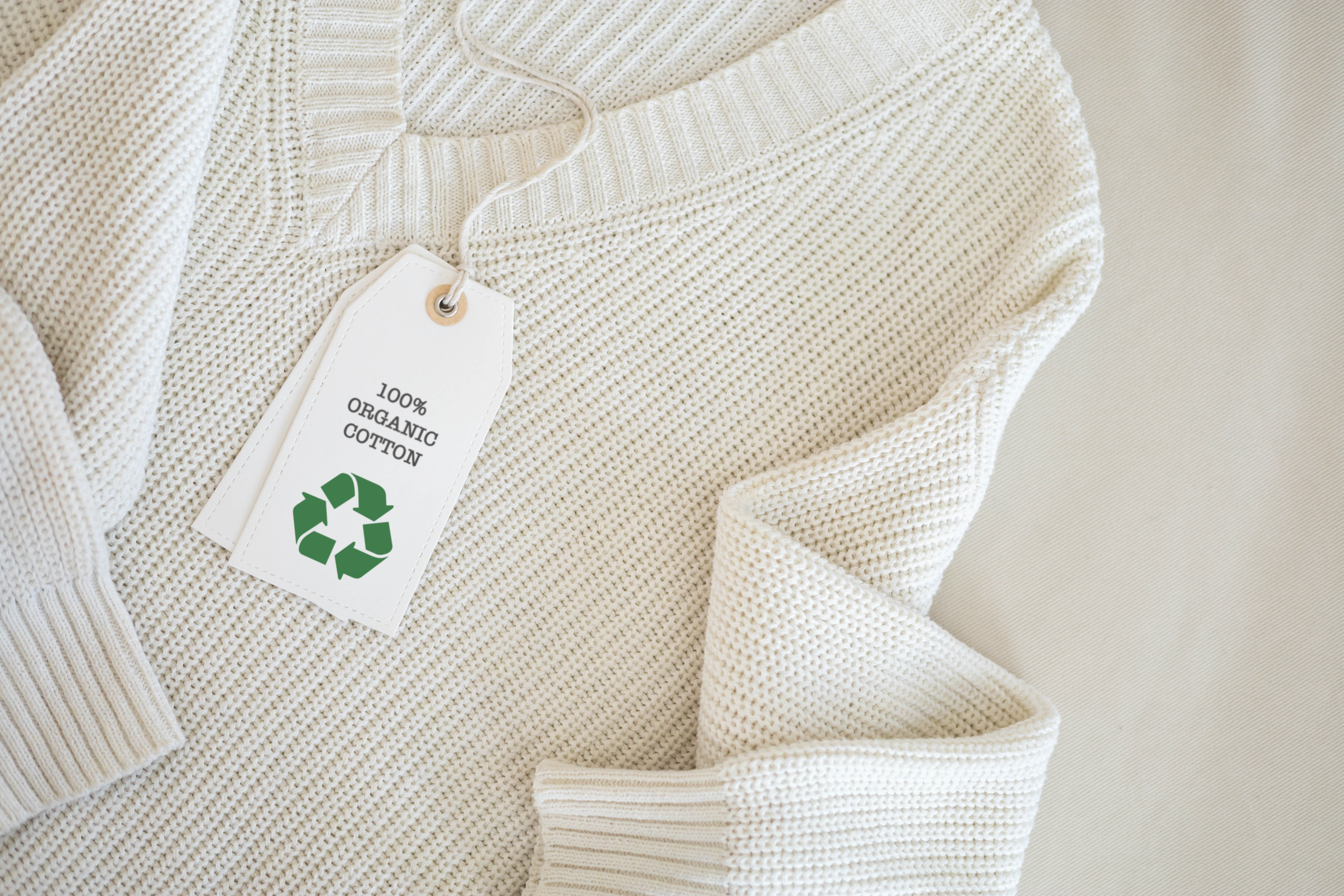 コットンとポリエステルの違いとは?サウナ好きが選ぶべきTシャツ素材を徹底比較