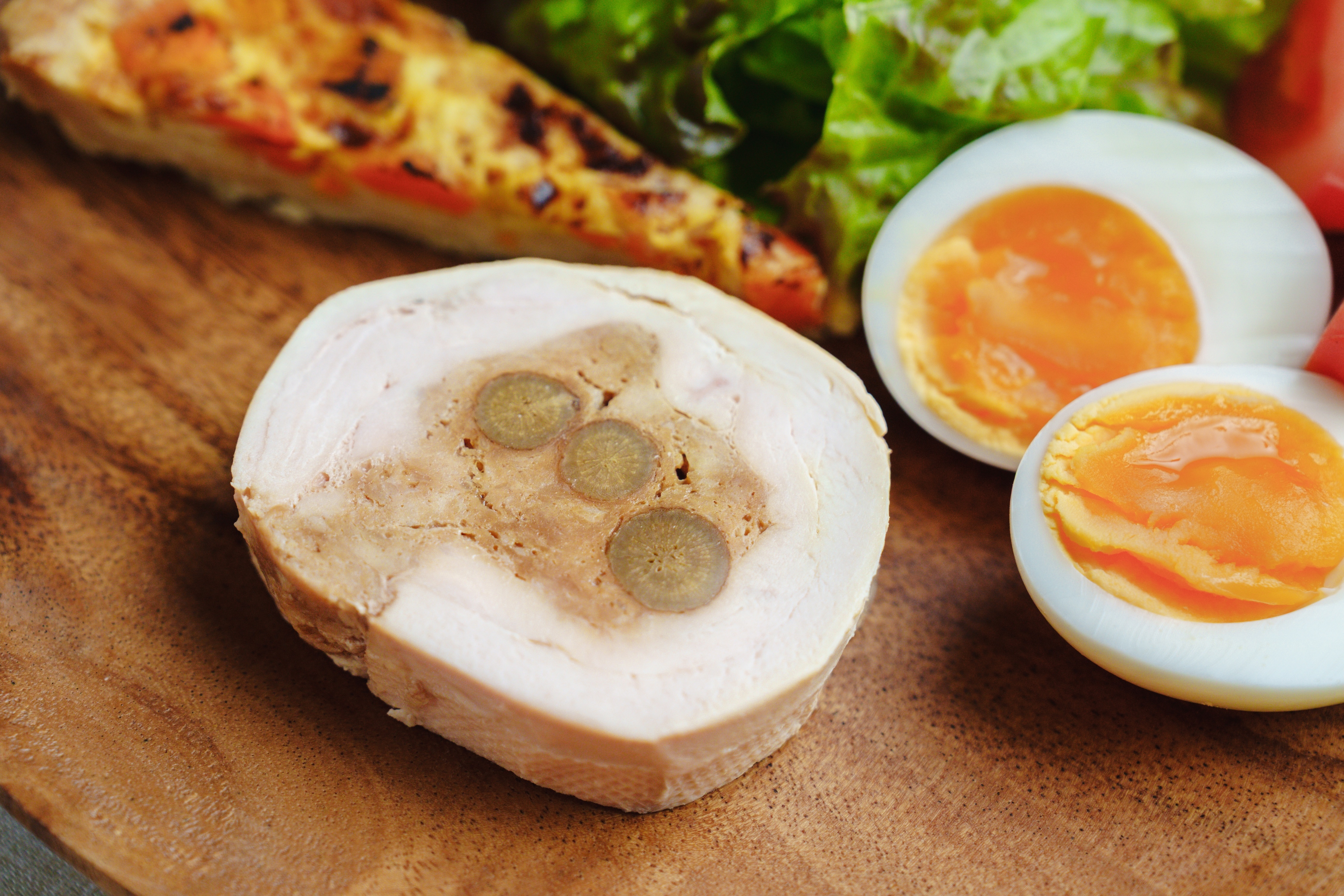 サラダチキンと鶏むね肉の違いは?栄養・原材料・使いやすさを料理人が解説