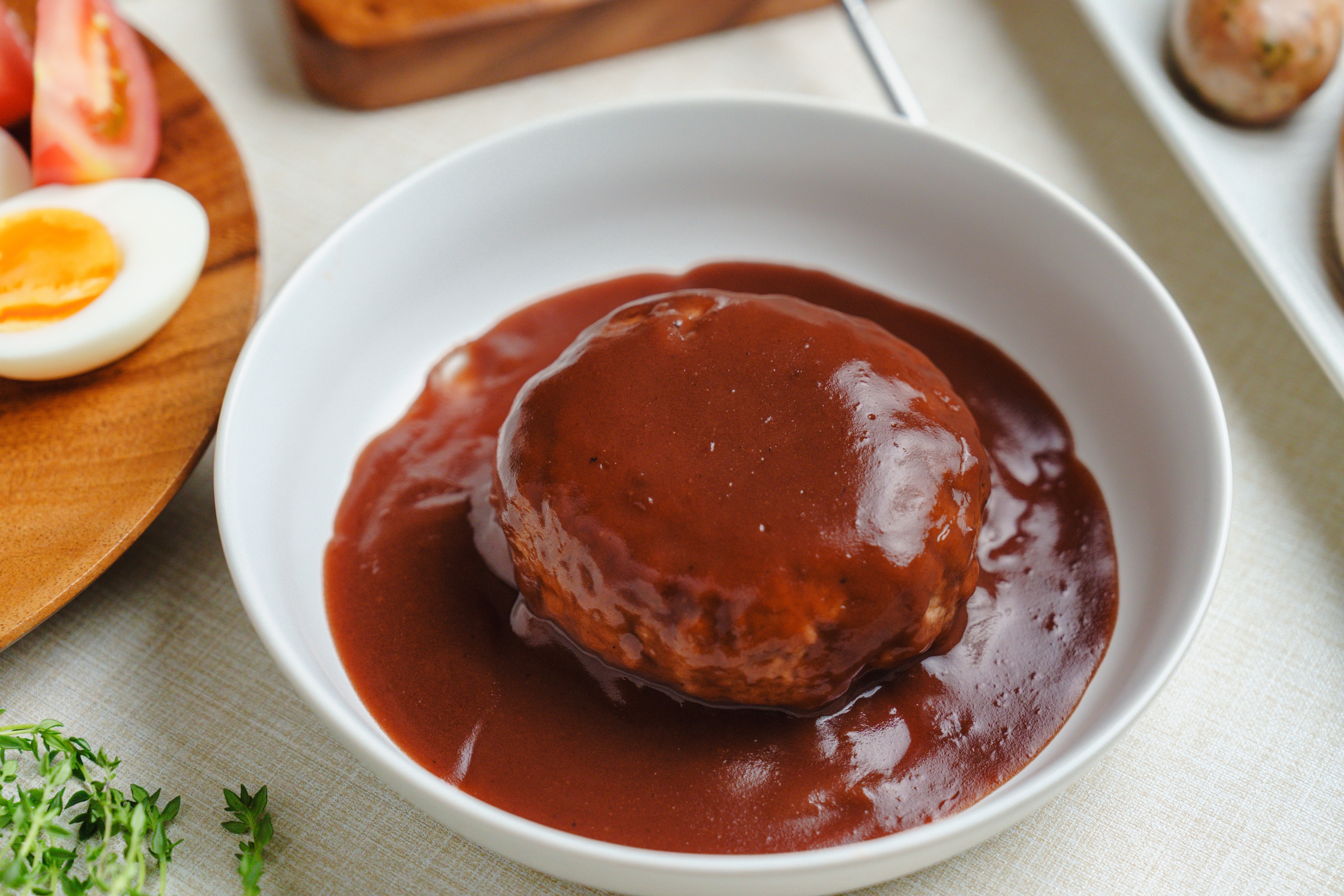 鶏むね肉と鶏もも肉は何が違う?料理人が使い分けを解説