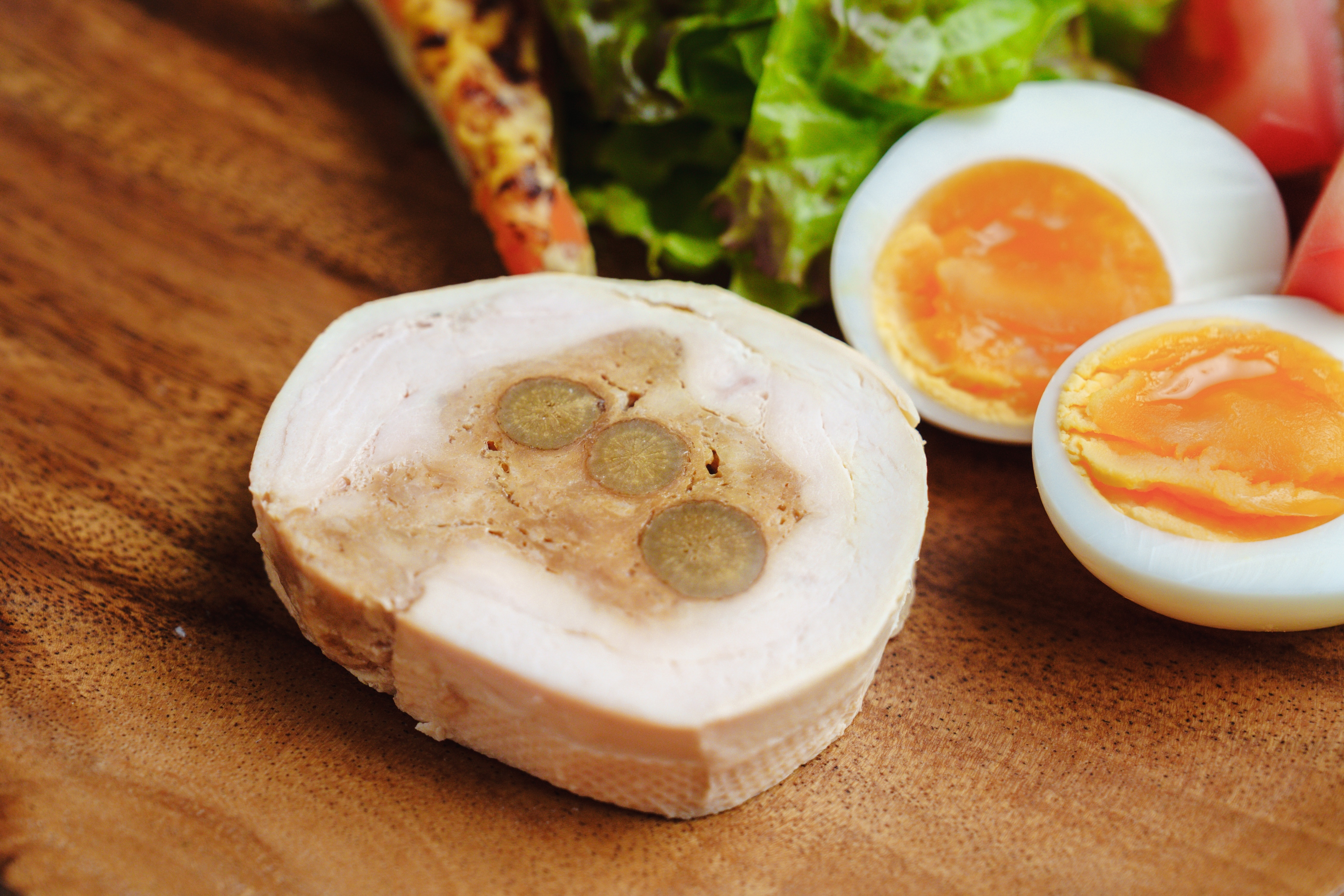 サラダチキンは減塩中でも食べられる?塩分の見方と選び方を料理人が解説