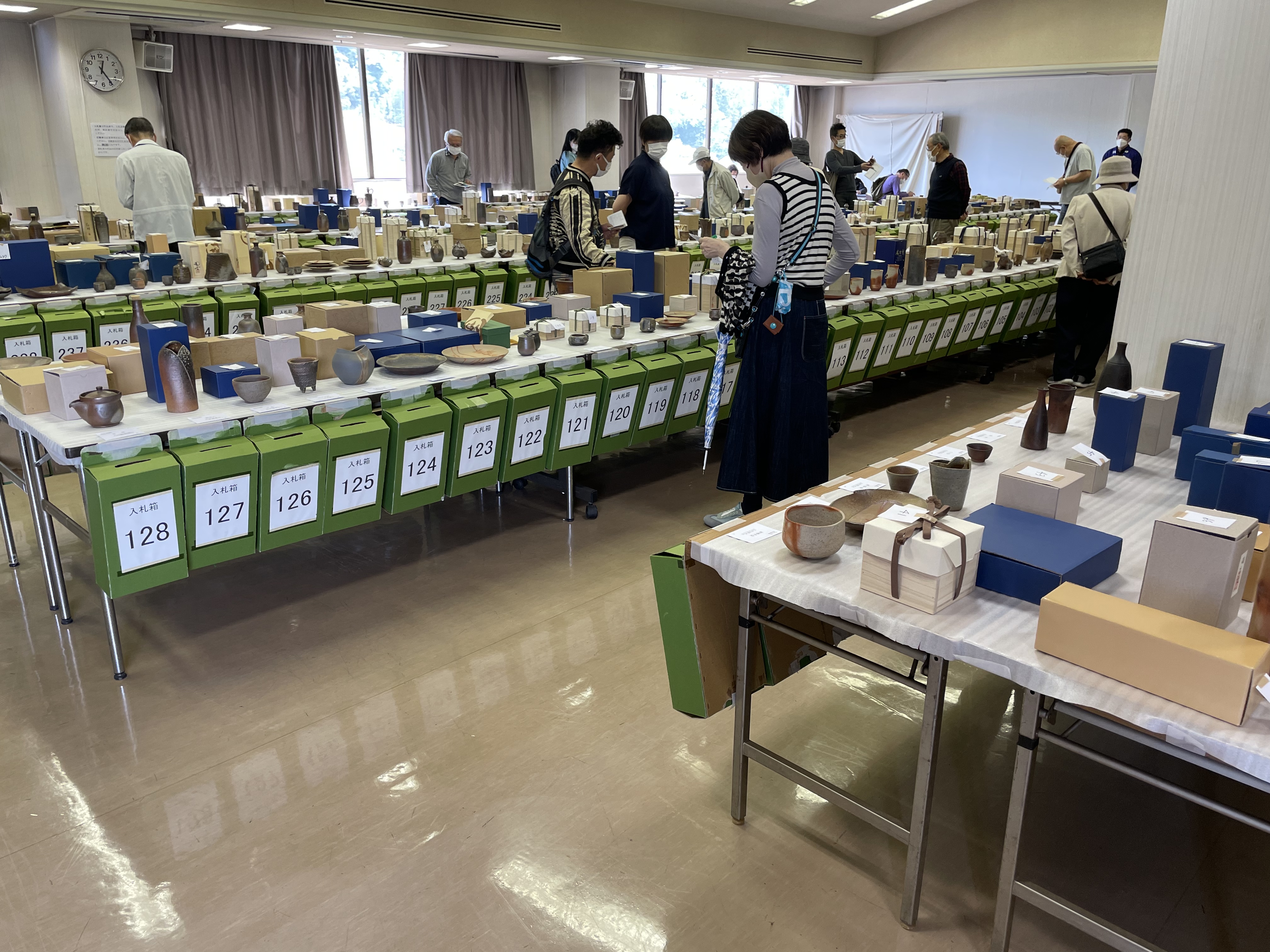 今日は備前焼陶友会のチャリティー展でした。