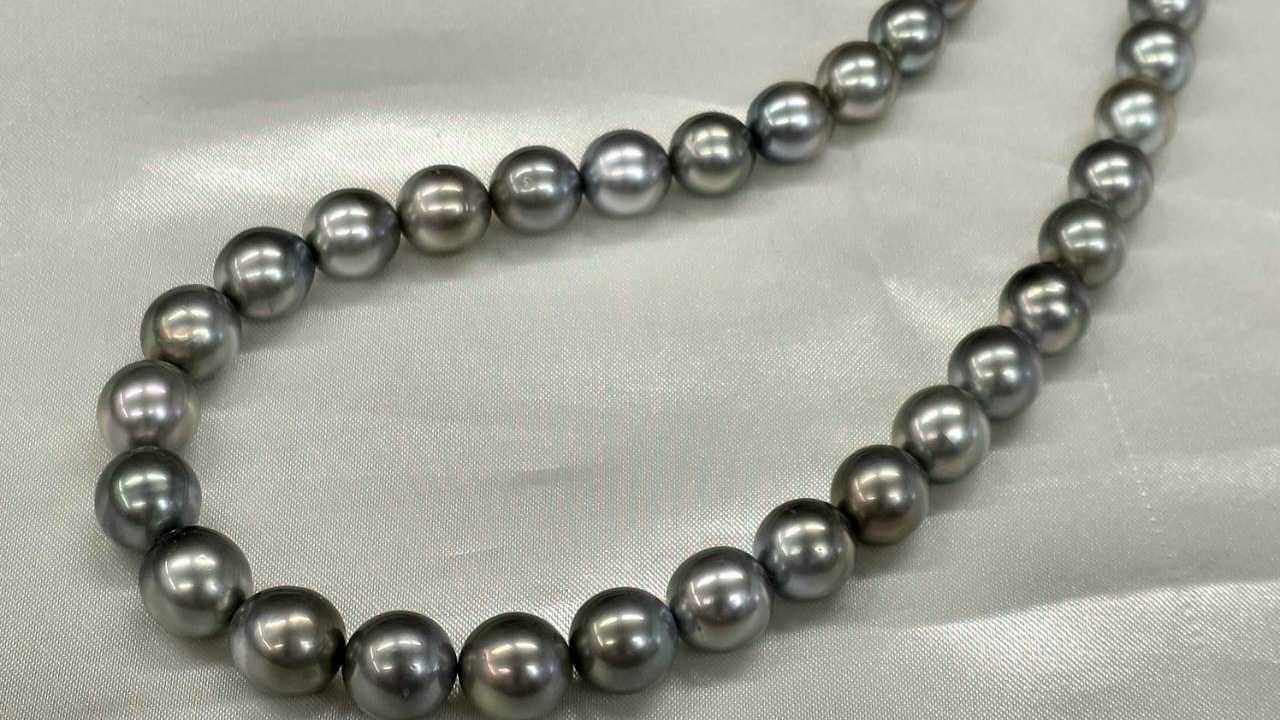 上品なグレー色の黒蝶パールネックレスのご紹介