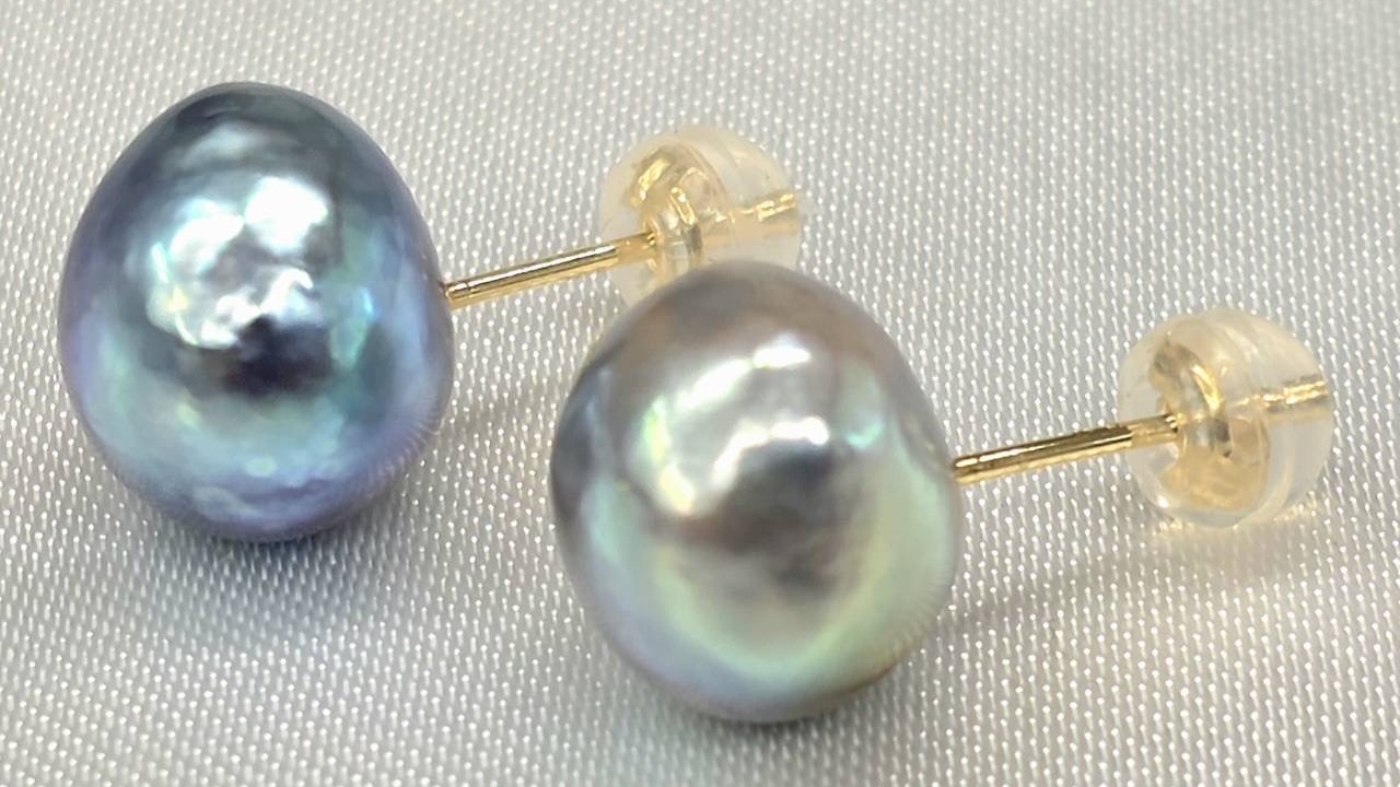 自然色の濃青色ピアス