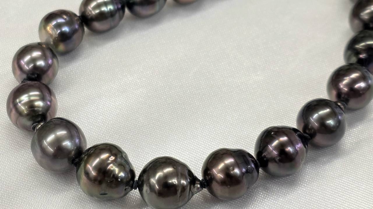 赤みをおびた色鮮やかピーコックカラーネックレス