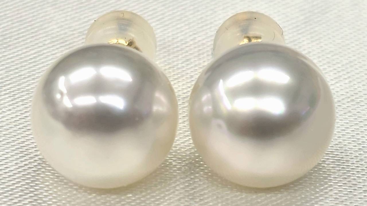 ピカピカの輝きが特徴の白蝶パールピアス