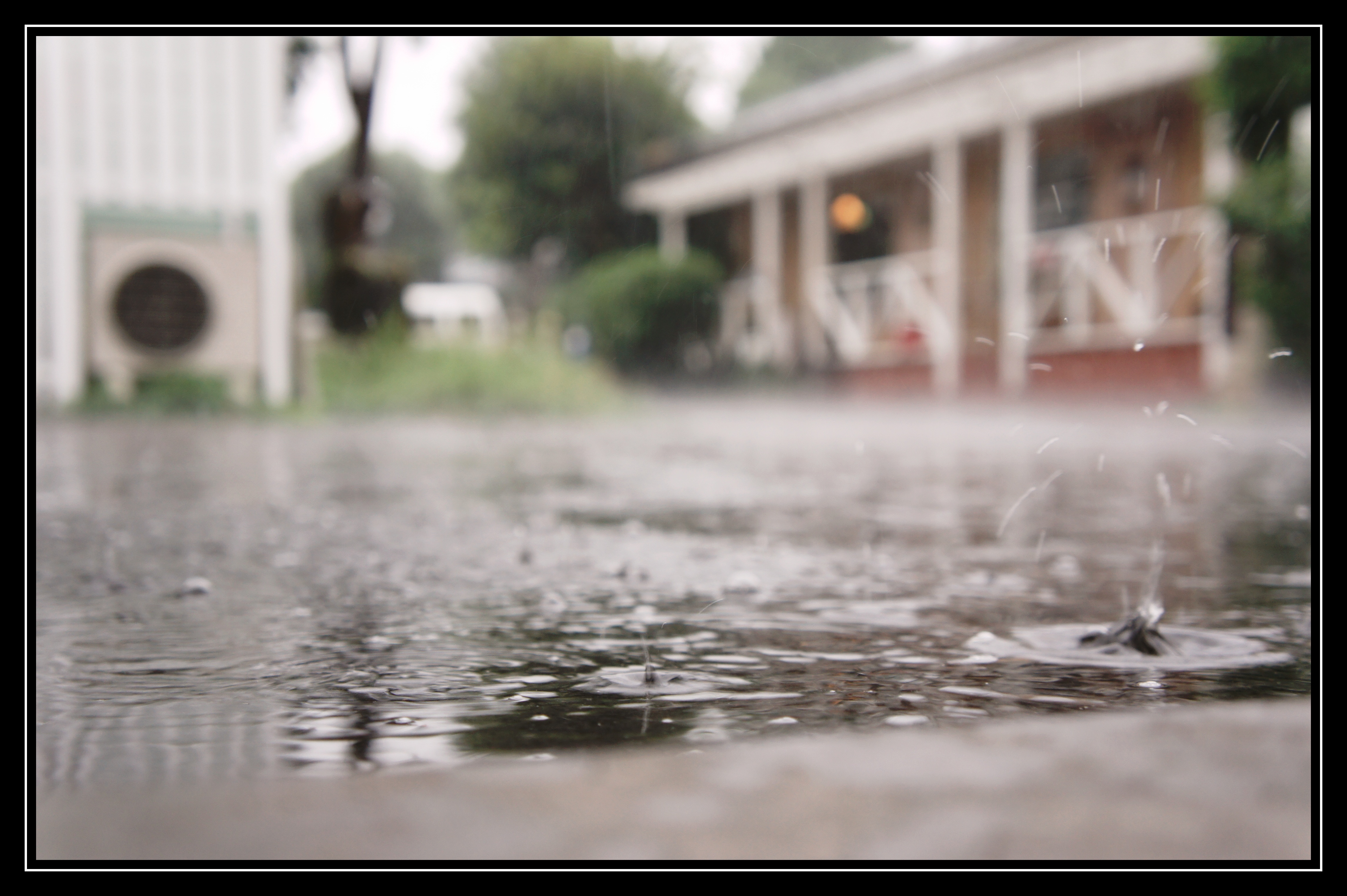 今日は雨。。雨のジョンソンタウンも雰囲気ありますよ。。。