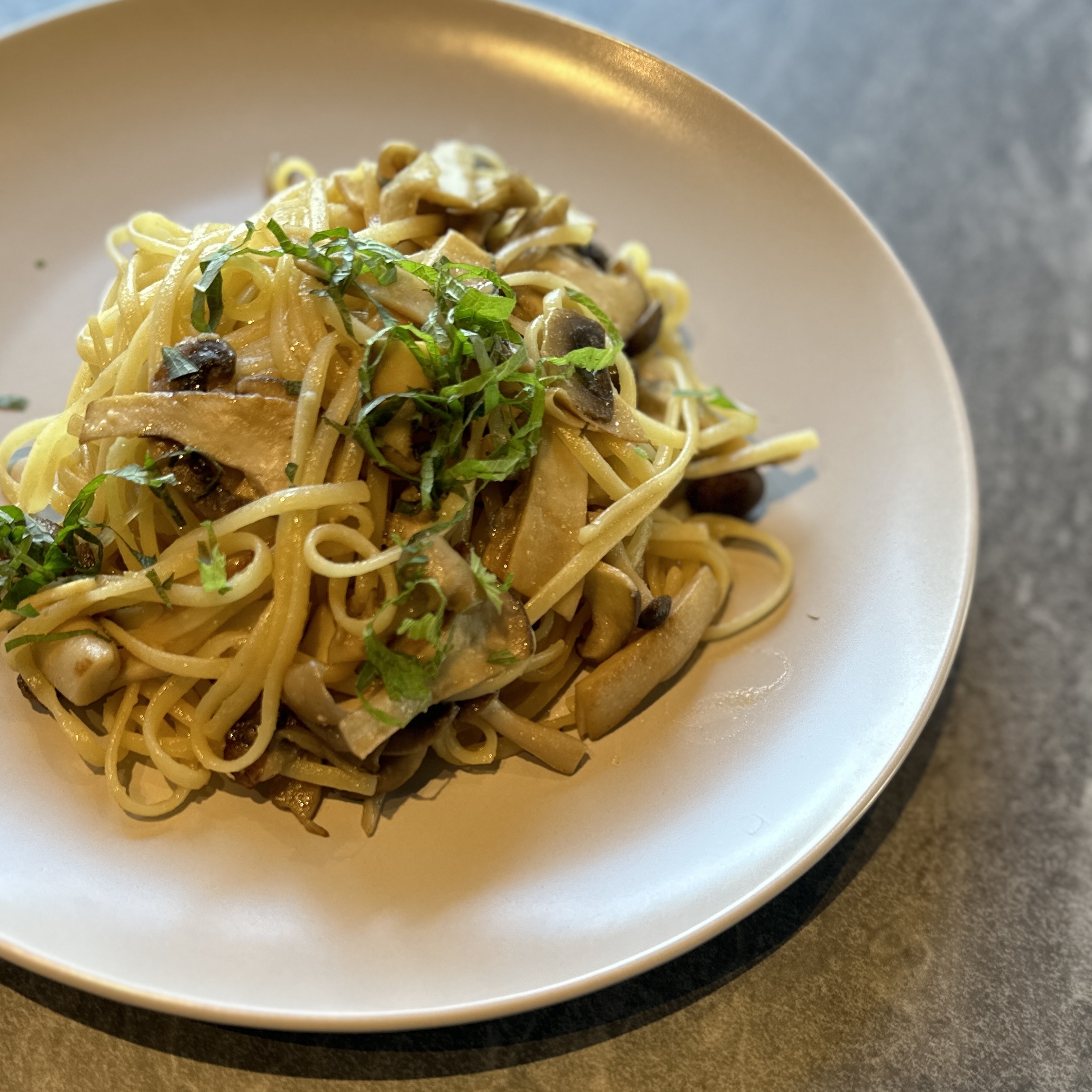 🍴早い時間がおすすめ！スポーツバーで本格ごはんを楽しもう🍝【CORNER】