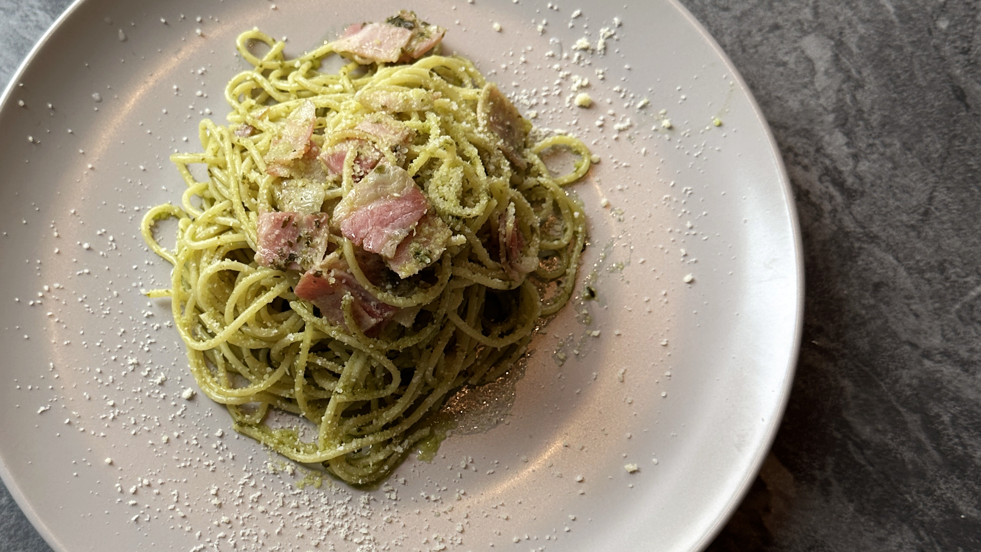 🆕 新メニュー登場！🍝 たっぷりベーコンのジェノベーゼパスタ