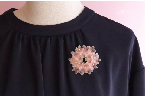 生革(きがわ）という珍しい素材でできた桜ブローチのご紹介