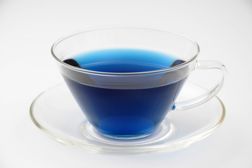 無着色でこの色！？ 見たものをとりこにするブルーのお茶
