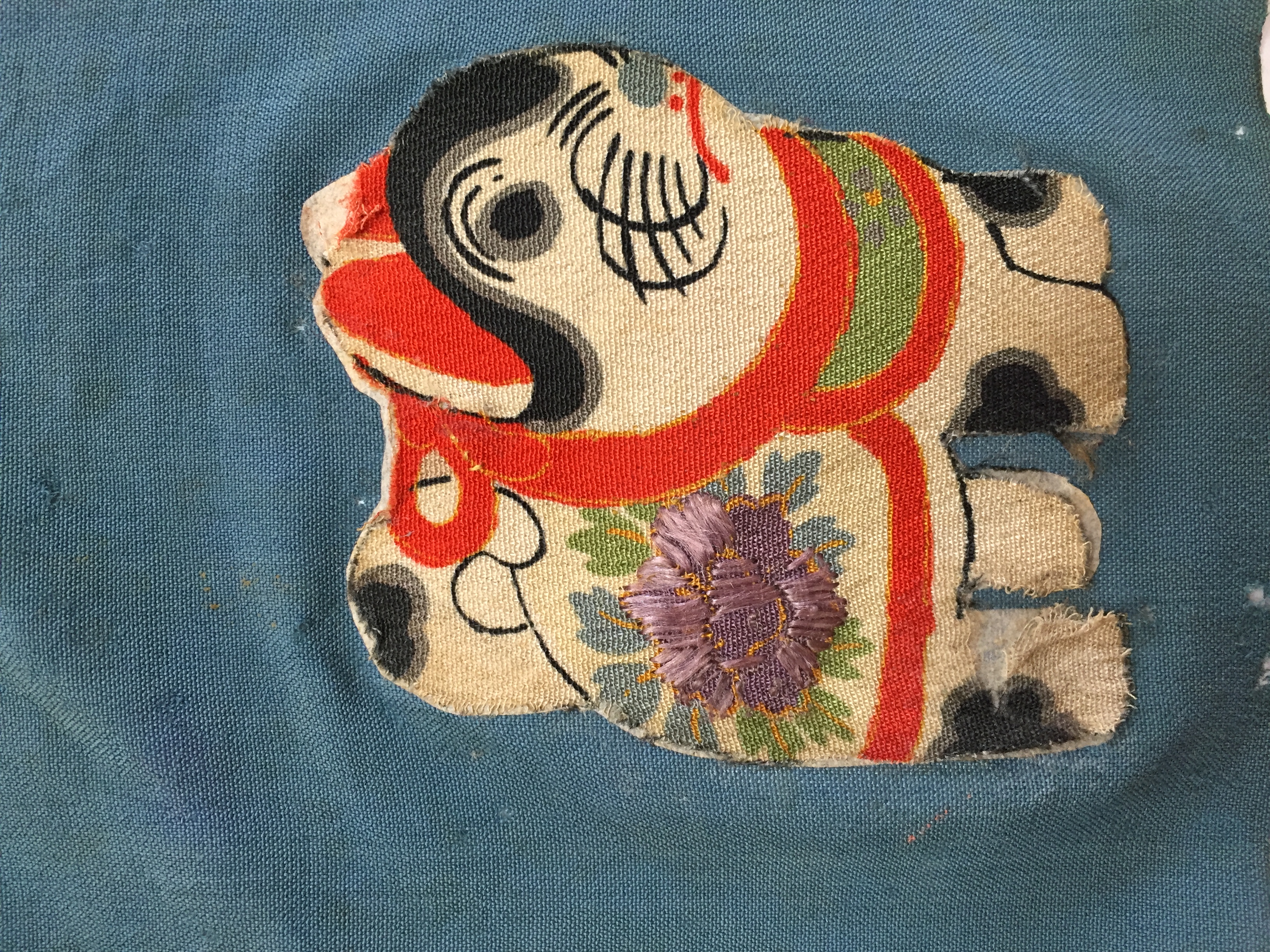 乱箱の蓋に付いていた押絵。大好きな犬張子です。