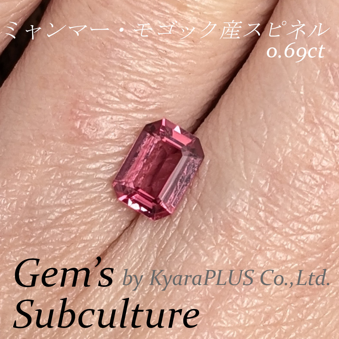 こちらのスピネルの色を表現するのであれば“花びらの赤色”