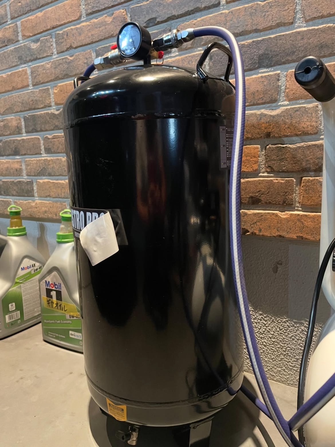 エアーコンプレッサーの追加用タンクを購入。