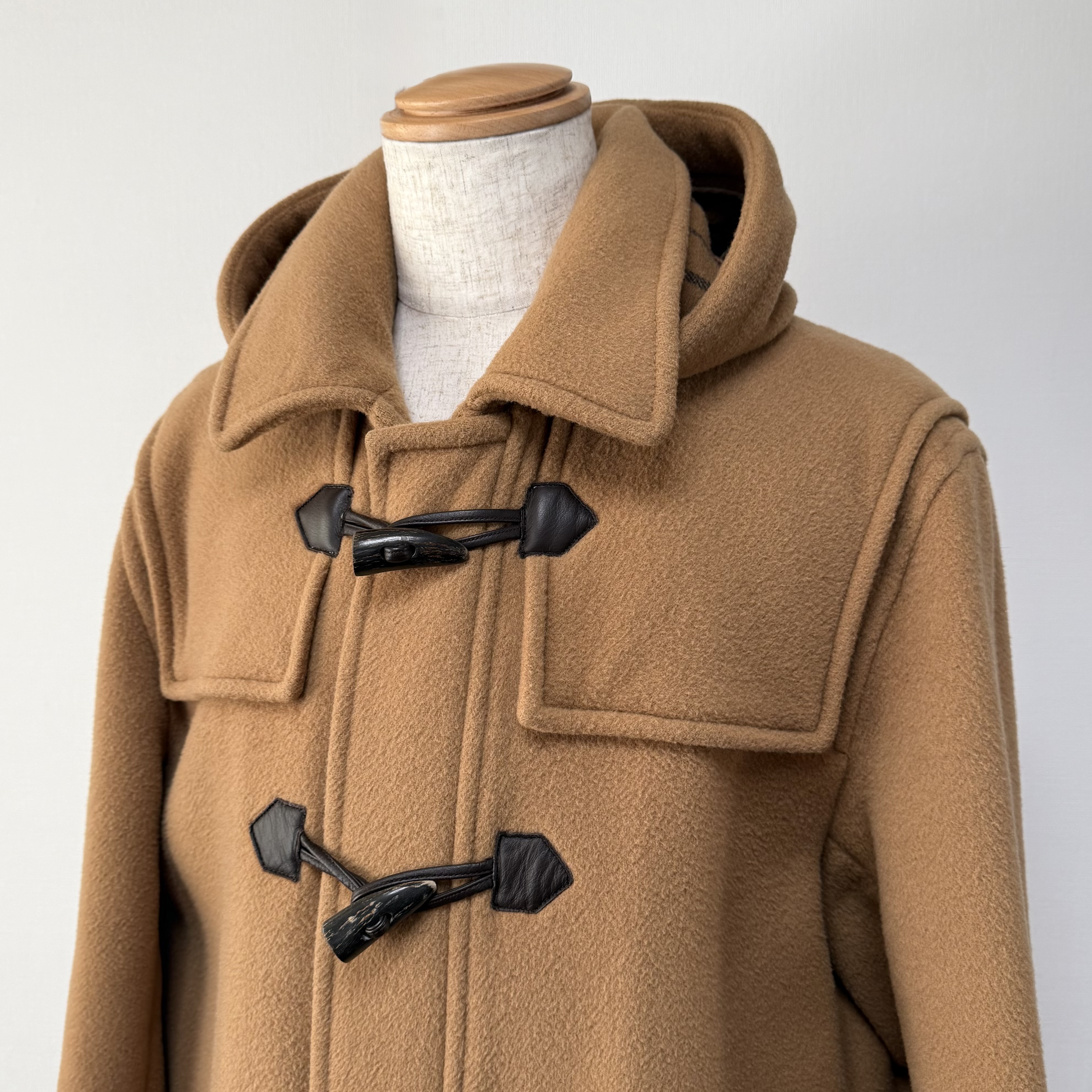 端正なダッフルコート